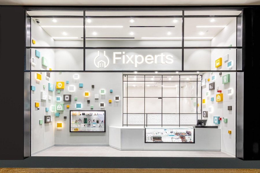 Fixperts Shop storefront with illuminated service displays